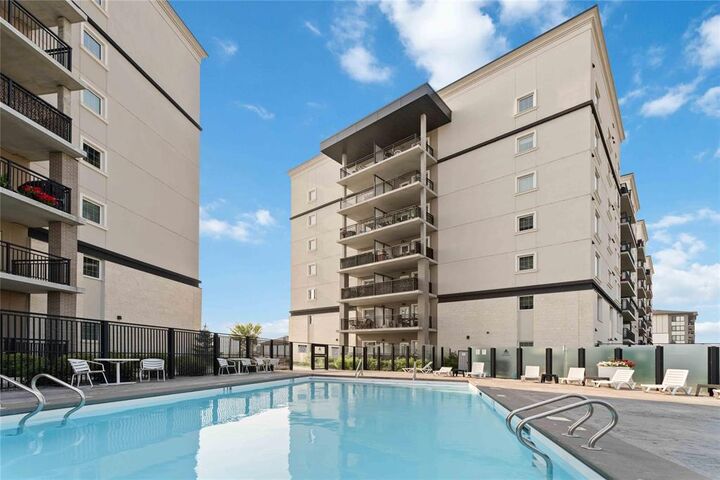 Property Photo:  105 South Town Road  MB R3Y 2A1 