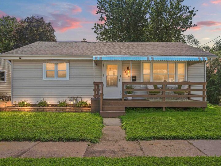 Property Photo:  1100 Garfield Avenue  IA 52001 
