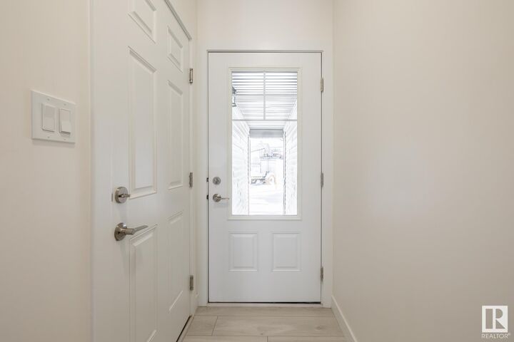 Photo de la propriété:  7110 Keswick Common SW 14  AB T6W 5P7 