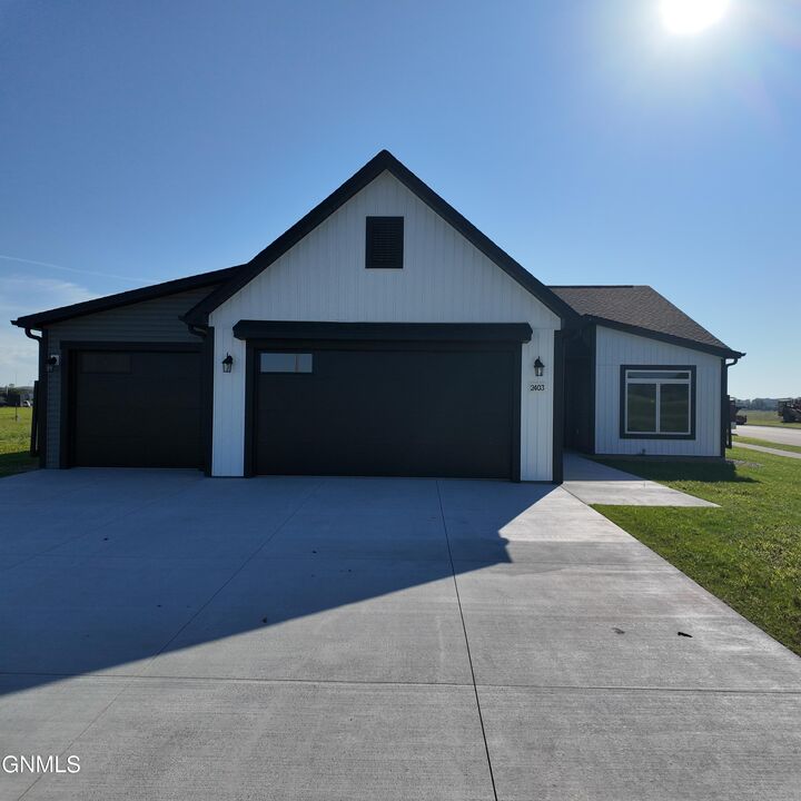 2403 Dutton Circle SE  Mandan ND 58554 photo