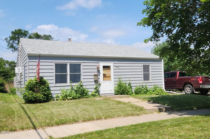 Property Photo:  1814 D Avenue E  ND 58501 