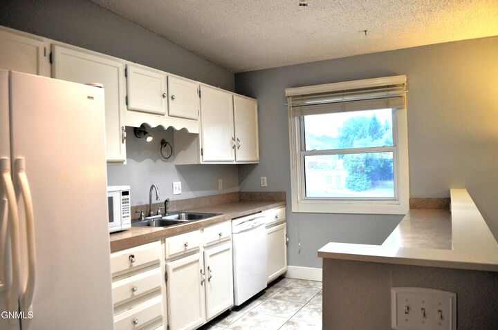 Property Photo:  521 Marilyn Drive  ND 58554 