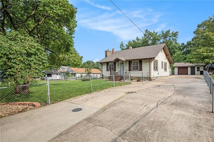 Property Photo:  4512 NE 46th Terrace  MO 64117 