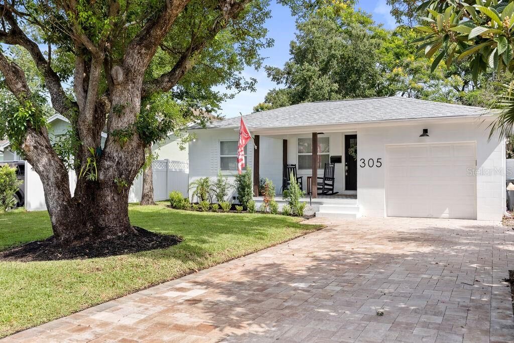 Property Photo: 305 Niblick Way FL 32804