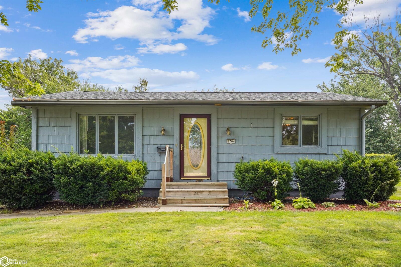Property Photo:  1704 Rainbow Drive  IA 50158 