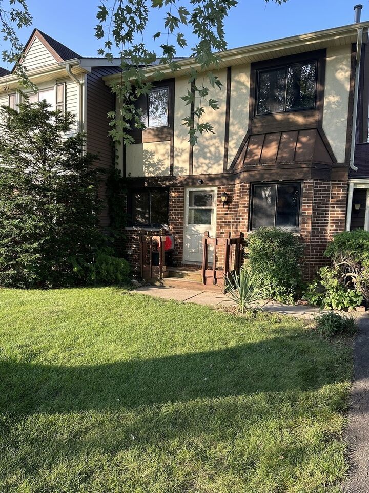 Property Photo:  7S473 Creek Drive  IL 60540 