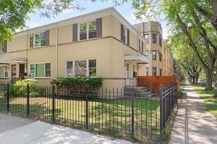 Property Photo: 2201 W Arthur Avenue IL 60645