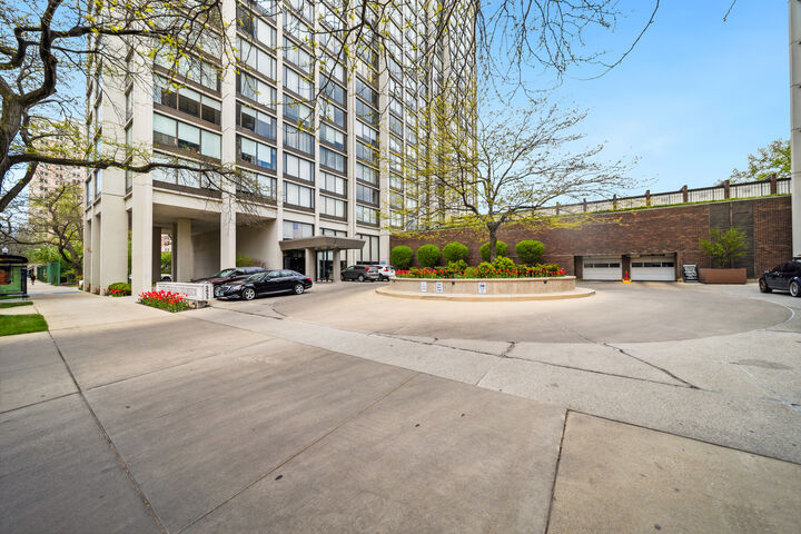 Property Photo:  5455 N Sheridan Road 3804  IL 60640 