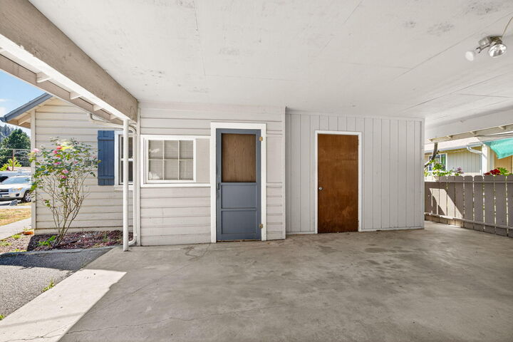 Property Photo: 213 Arbor Street #A &Amp B OR 97537
