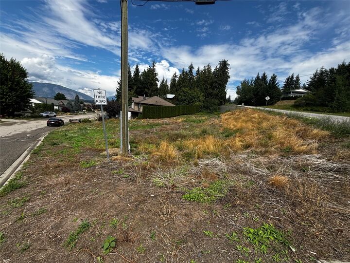 Property Photo:  16 St SE Street SE 870  BC V1E 1P7 