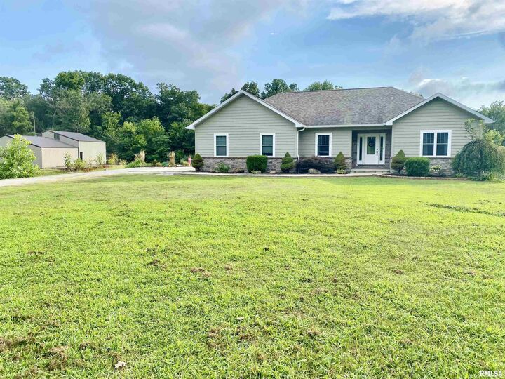5060 England Road  Kell IL 62875 photo