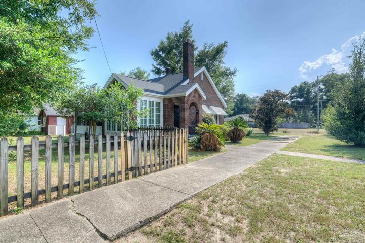 Property Photo: 1401 E Bobe FL 32503