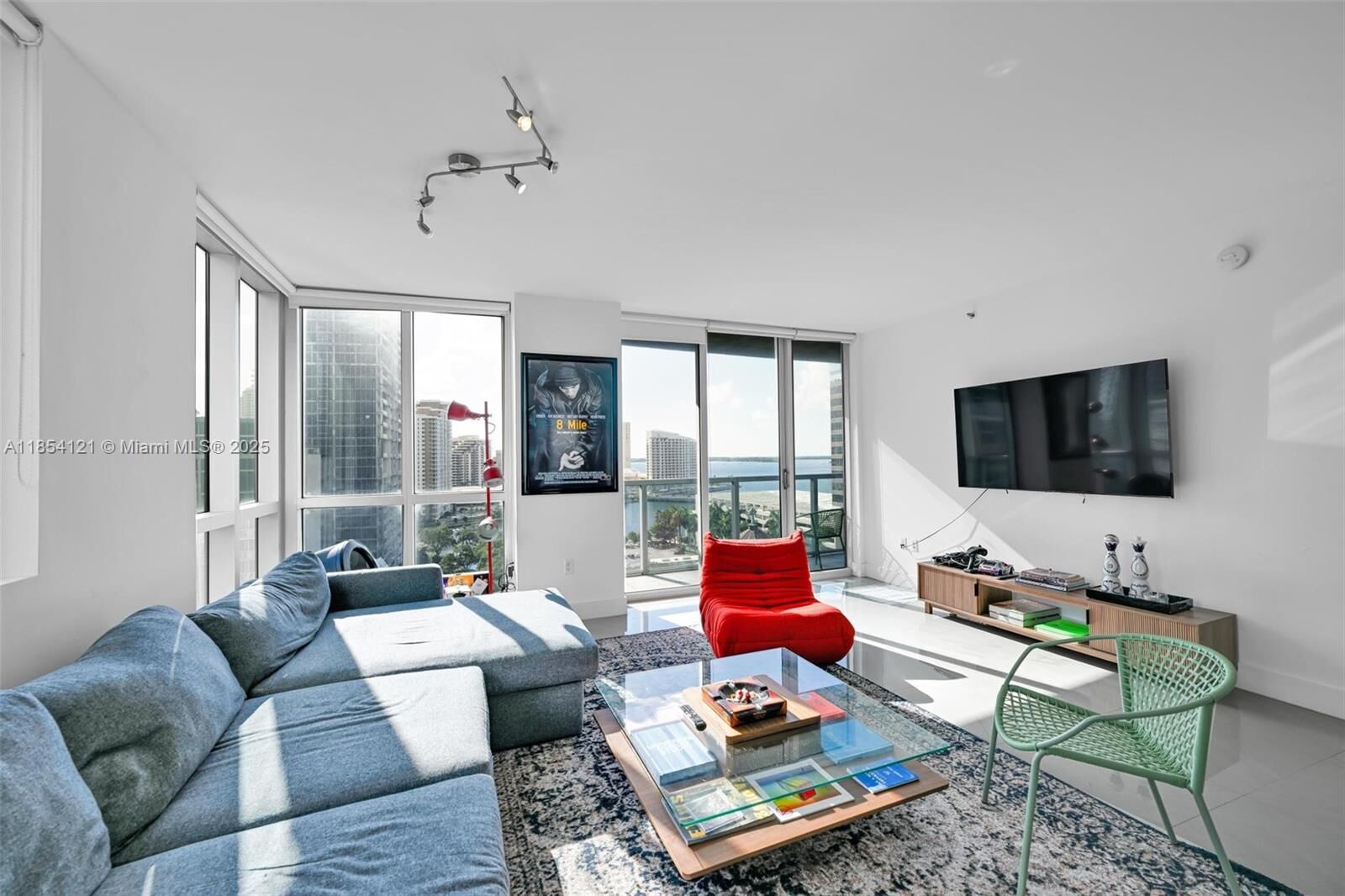 Property Photo:  500 Brickell Ave 1401  FL 33131 