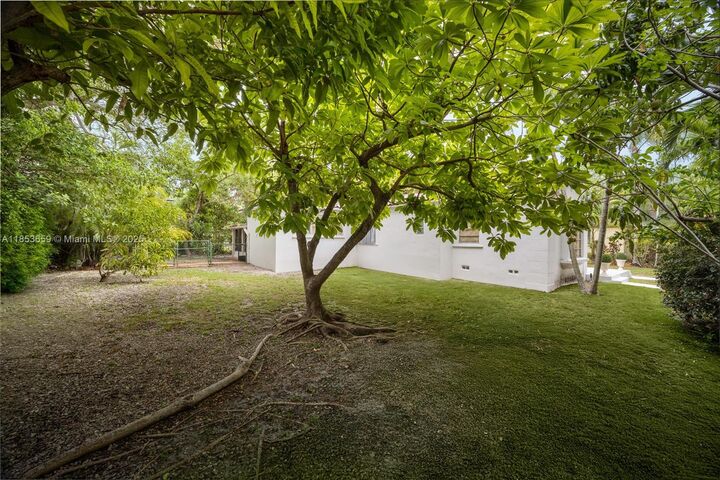Property Photo:  528 Sevilla Ave  FL 33134 