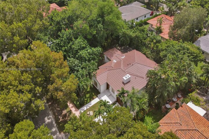 Property Photo: 528 Sevilla Ave FL 33134