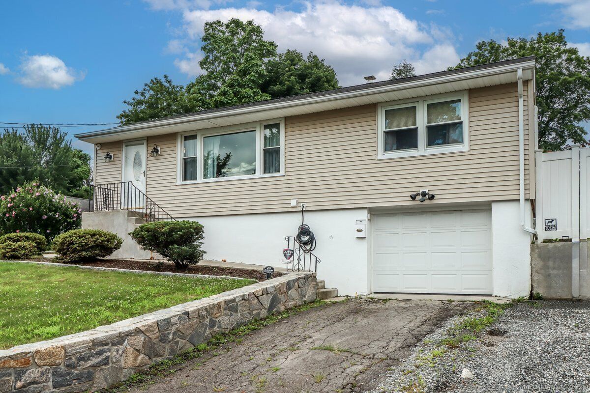 Property Photo:  64 Esther Avenue  CT 06708 