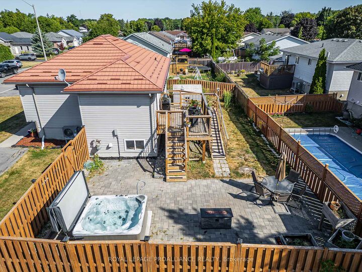 Property Photo:  11 Jason Crescent  ON K8V 6V1 