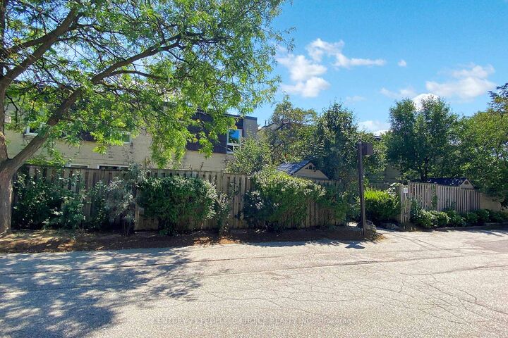 Photo de la propriété: 29 Four Winds Drive ON M3J 1K7