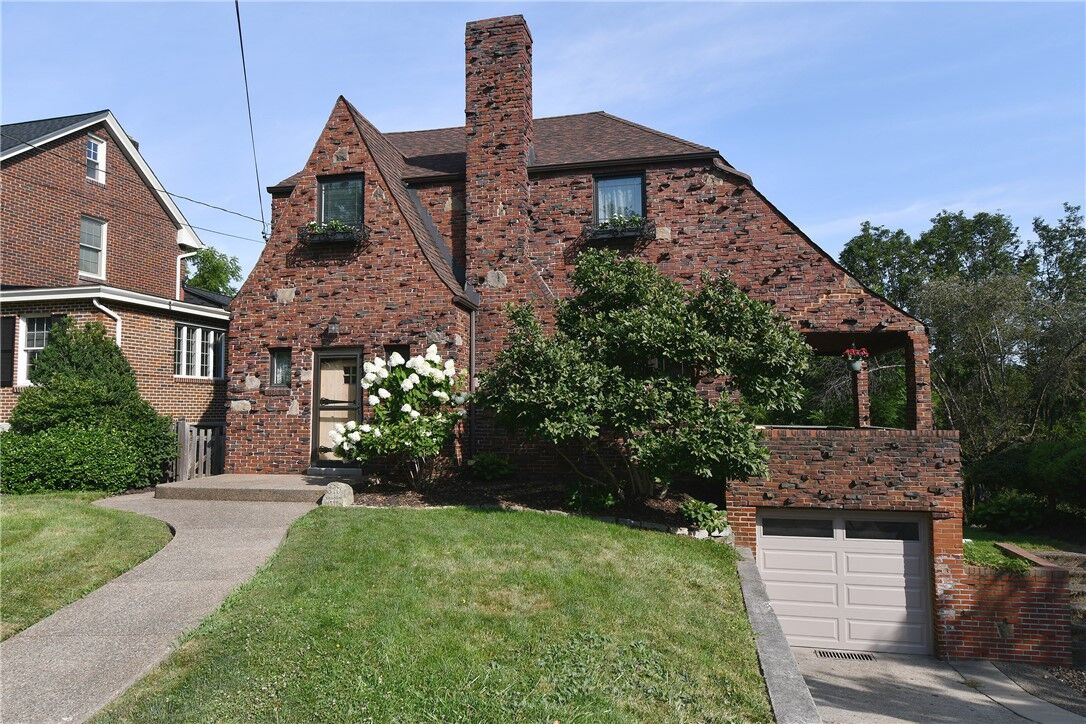 Property Photo: 310 Newburn Dr PA 15216