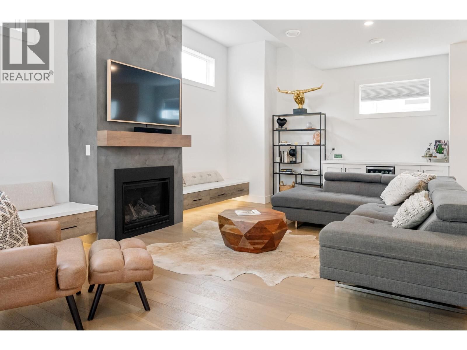 Photo de la propriété:  2481 Ethel Street  BC V1Y 3A4 