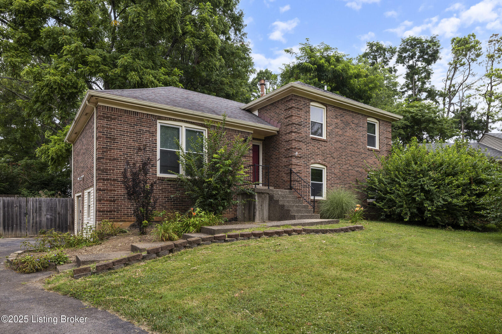 Property Photo: 1102 Woodcroft Ct KY 40223