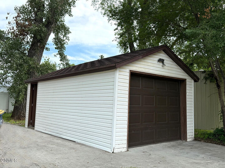 Property Photo:  1302 3rd Avenue NW  ND 58401 