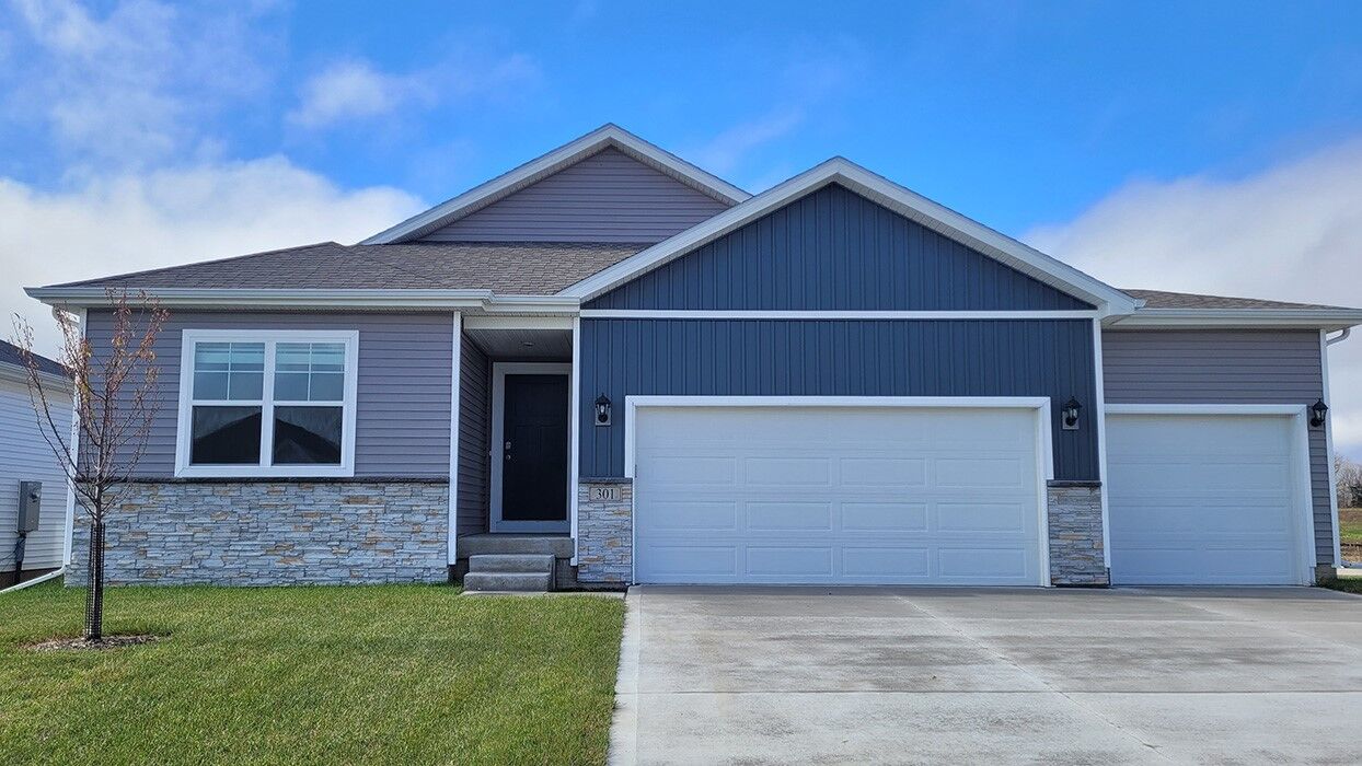 Property Photo:  400 Kingfisher Drive  IA 50211 