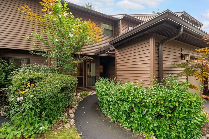 Property Photo:  12 Brooke Hollow Court  NY 10562 