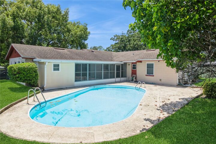 Property Photo: 1470 Avalon Boulevard FL 32707