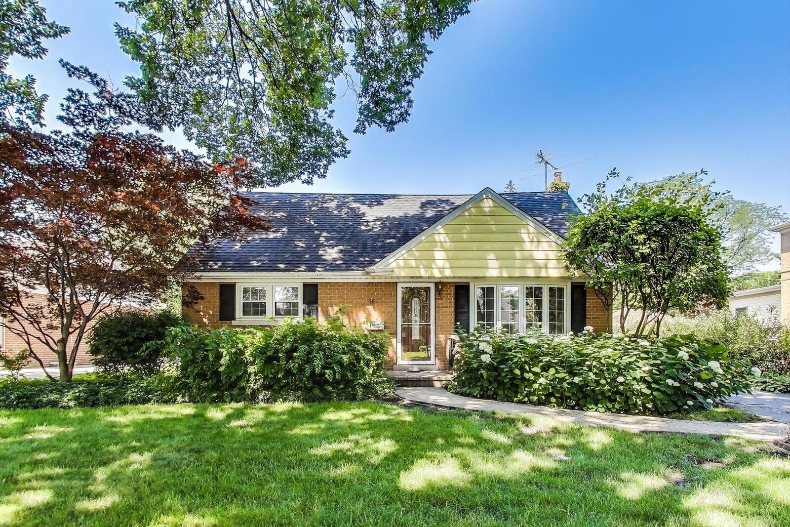 Property Photo:  210 N Russel Street  IL 60056 