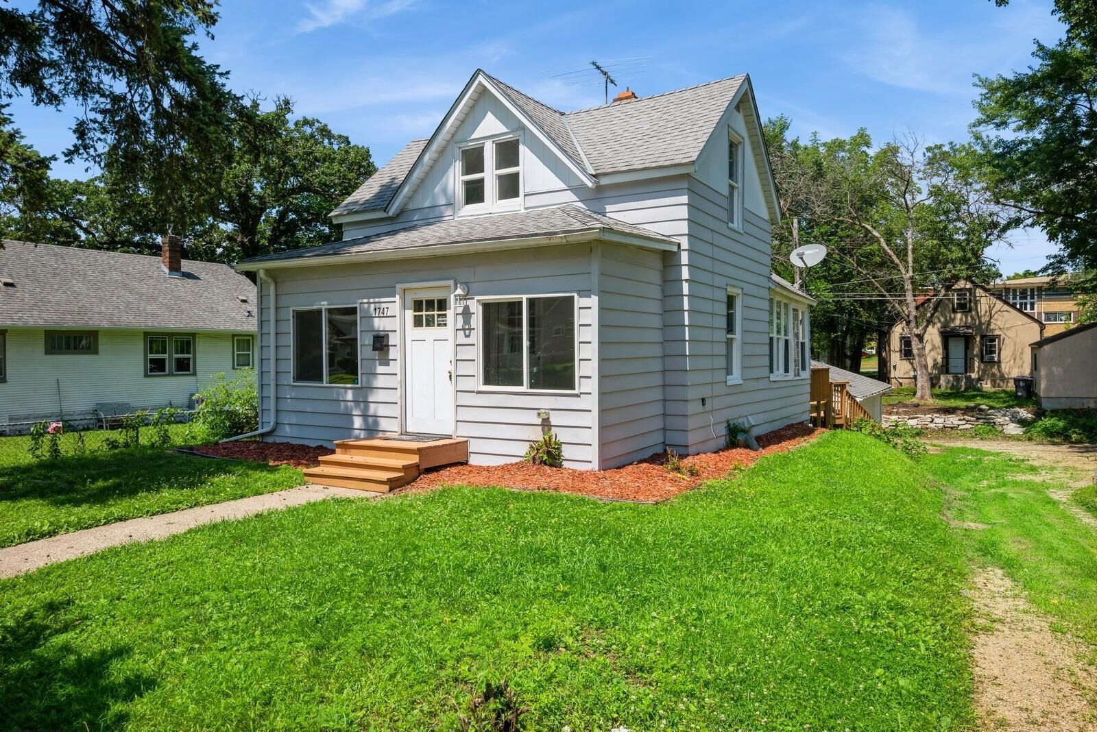 Property Photo:  1747 York Avenue  MN 55106 