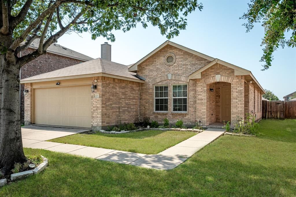 Property Photo: 476 Eisenhower Lane TX 75166