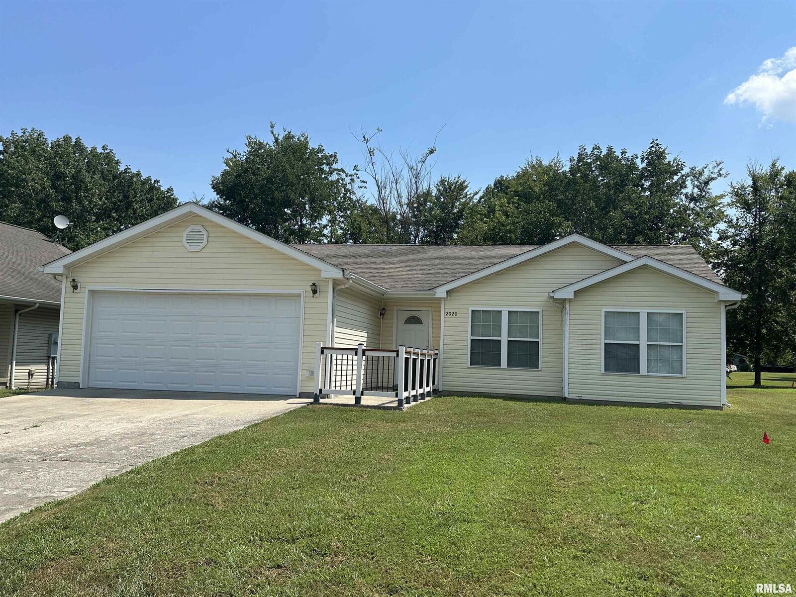 Property Photo:  2020 E Creekwood Drive  IL 62901 