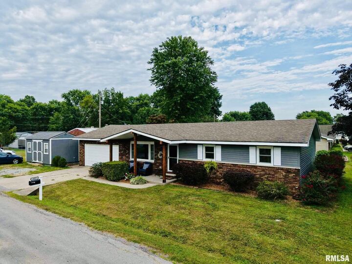 Property Photo: 802 N Hughes Street IL 62896