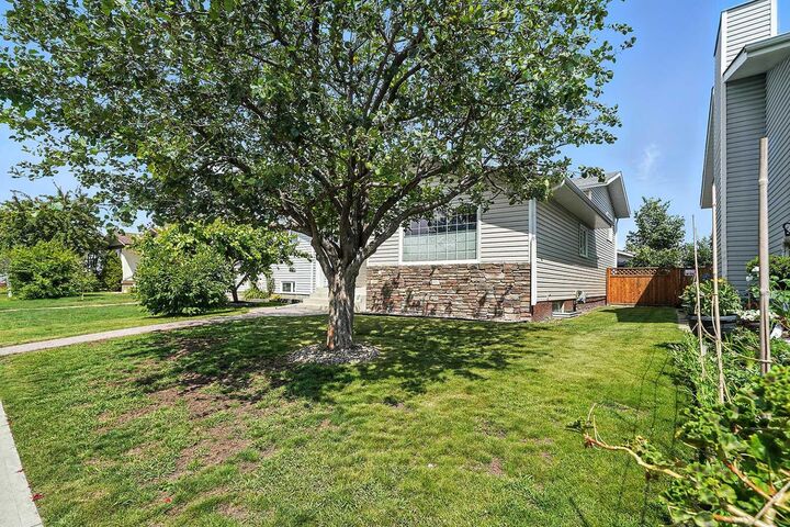 Property Photo:  48 Elder Street  AB T4R 2C6 