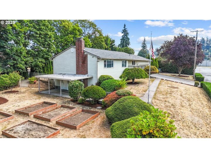 Property Photo: 408 NE 65th St WA 98665