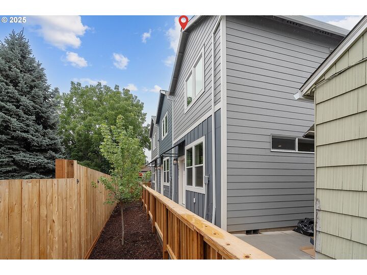 Property Photo:  7822 SE Salmon St  OR 97215 