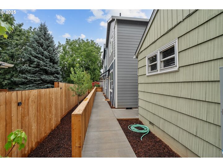 Property Photo:  7828 SE Salmon St  OR 97215 