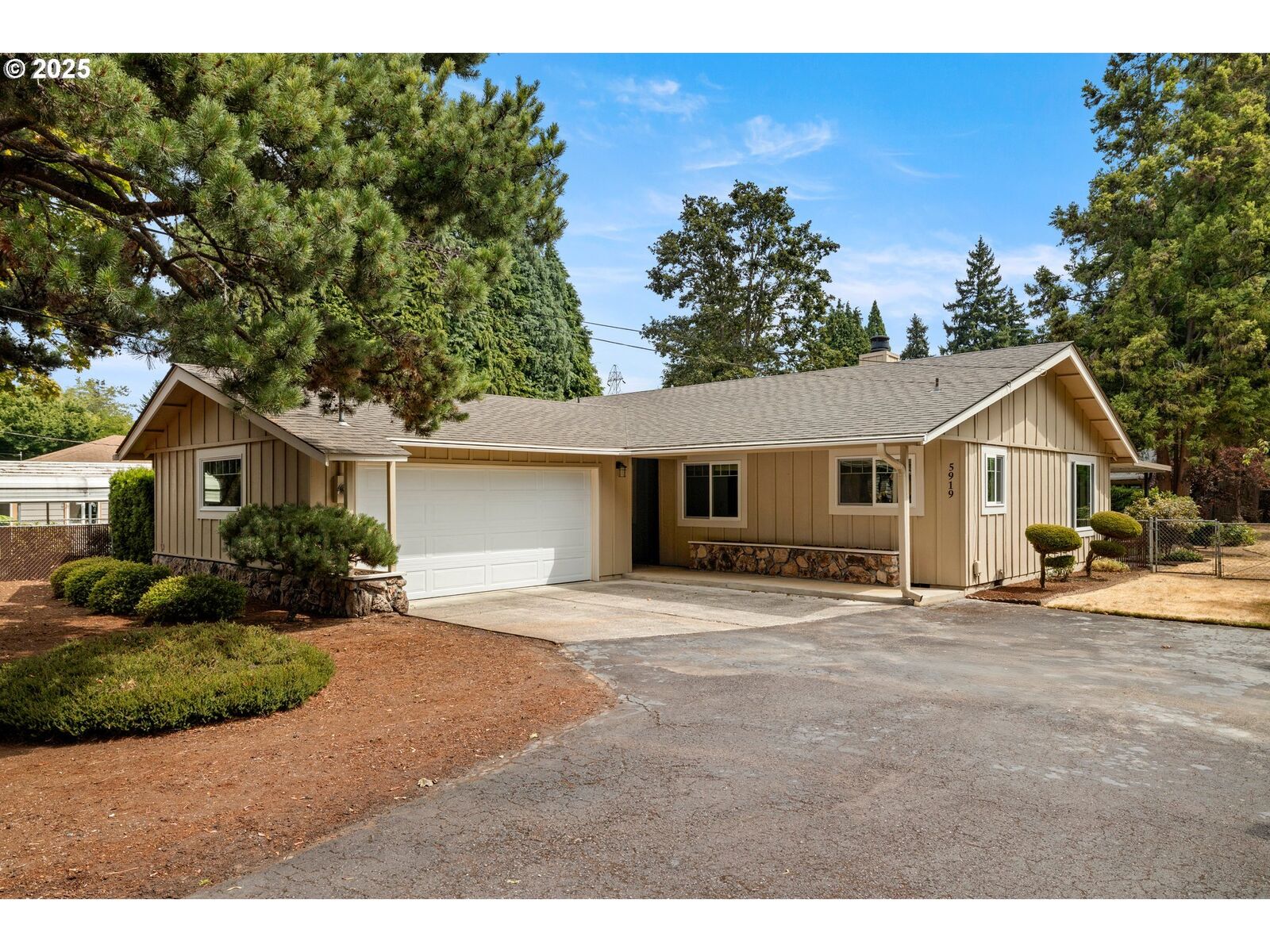 Property Photo: 5919 NW Garfield Ave WA 98663