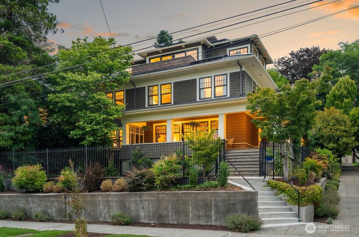 Property Photo:  1800  Federal Avenue E  WA 98102 