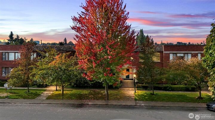 Property Photo: 2120 Highland Avenue 304 WA 98201