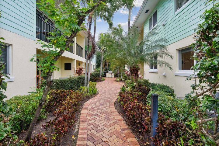 Property Photo:  49 SE 7th Avenue 1  FL 33445 
