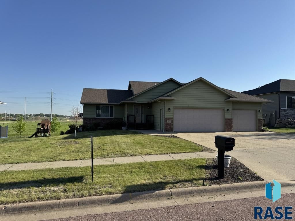 Property Photo: 1600 E Liberty Cir SD 57005