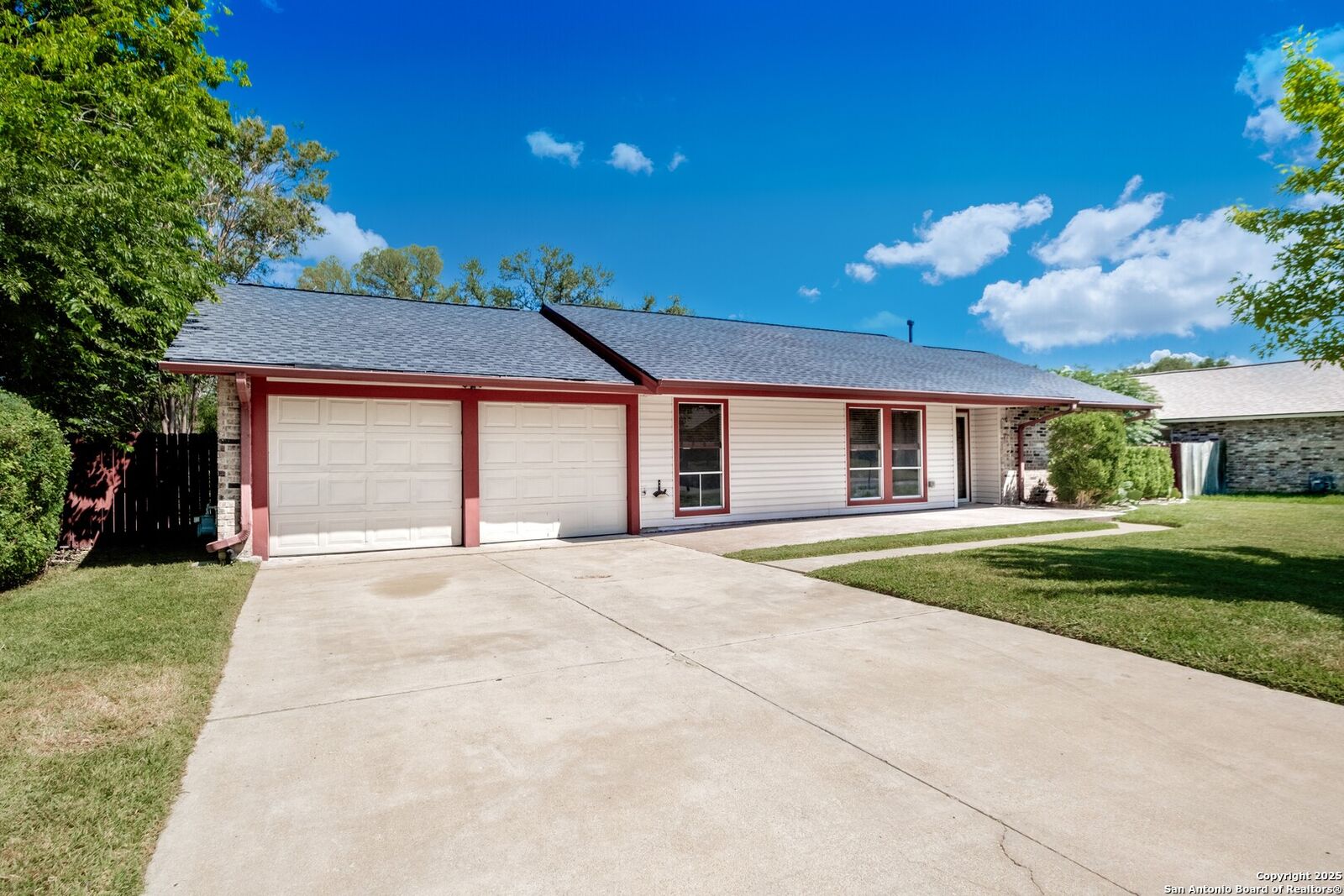 Property Photo:  8207 Phoenix Ave  TX 78148 