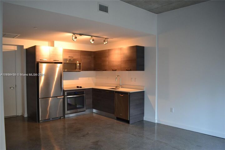 Property Photo:  151 SE 1st St 1207  FL 33131 