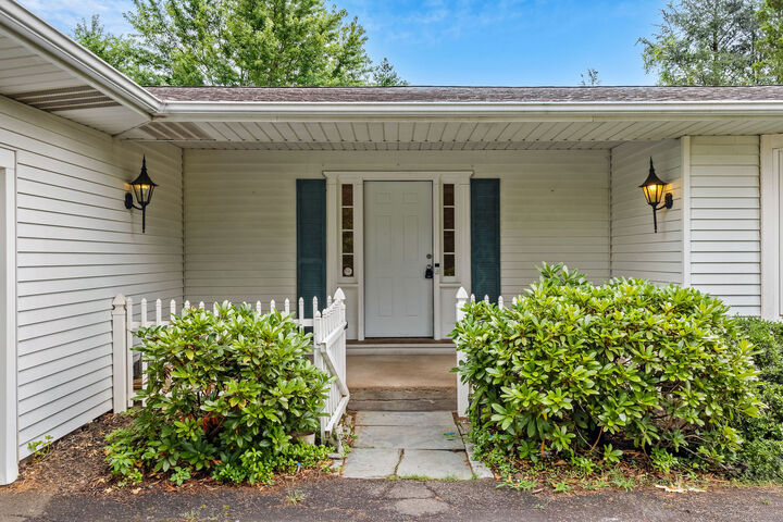 Property Photo:  8 High Meadow Road  CT 06473 