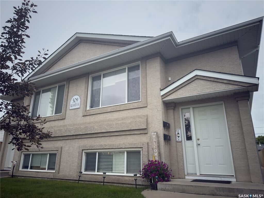 Property Photo:  309 Klassen Street W  SK S0K 4S0 