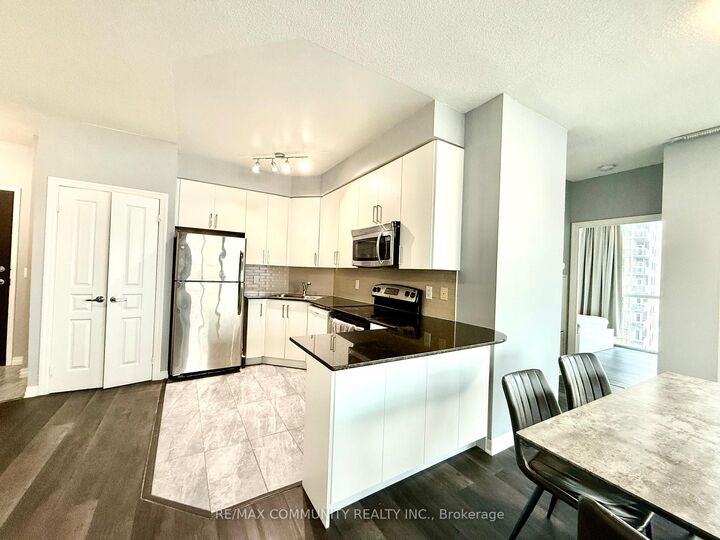 Property Photo:  225 Webb Drive 2707  ON L5B 4P2 
