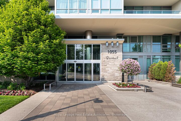 Property Photo: 1055 Southdown Road Lph09 ON L5J 0A3