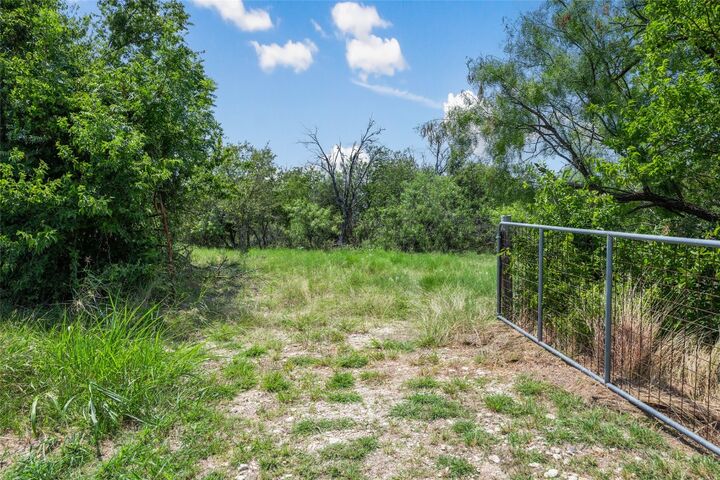 Property Photo: 925 N 1st Street TX 76537